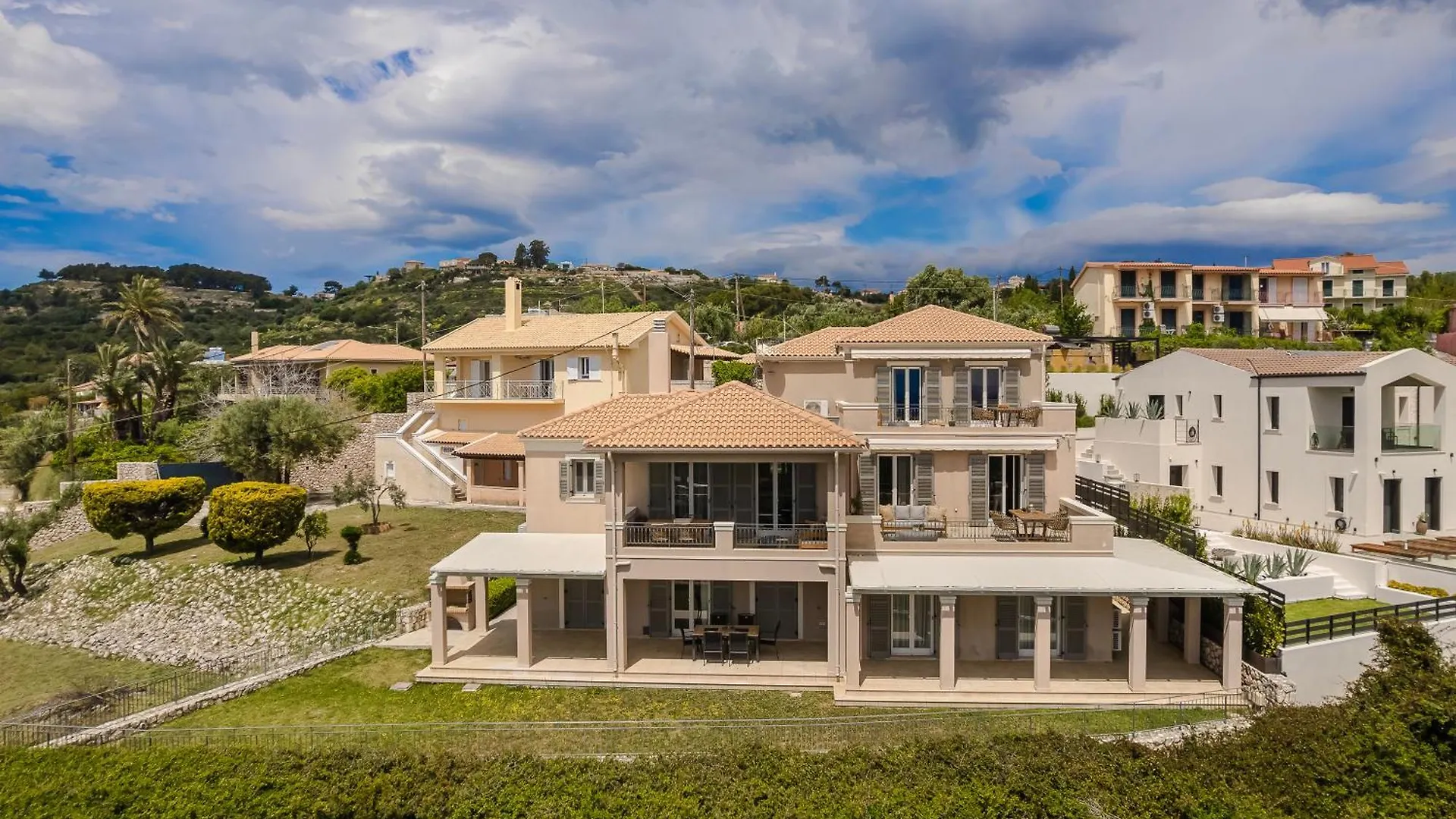 Alma Luxury Suites Svoronata Apartment